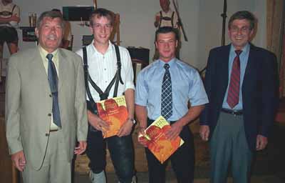 Gut zu lachen hatten die Prüfungsbesten Manfred Epp (2.v.li.) und André Schwarzer nach ihrer Auszeichnung durch Direktor Kurt Franz (links) und Lehrgangsleiter Thomas Annies (rechts).